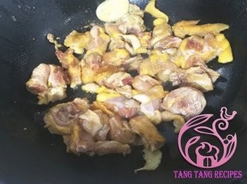 step3: 起油鑊，爆香雞件盛起備用。