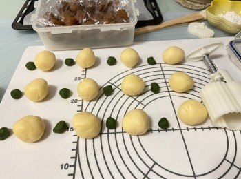 step5: 原味粉團分割26g一份，抹茶粉團分割2g一份
鳳梨餡分割20g一份，搓成圓橢形