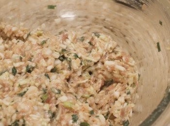 step1: 準備：
●把所有材料切碎。

在大碗中放入豬肉,雞蛋和其他調味料，
最後再放上韭菜和椰菜。
攪拌均勻。