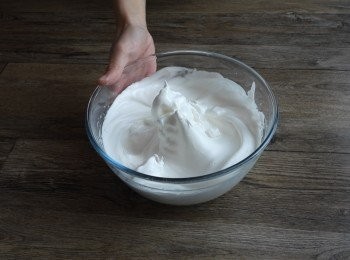 step8: 用手動攪拌機攪拌蛋白, 分3次加入砂糖, 把蛋白打至8分發(乾性發泡),呈現小尖鈎