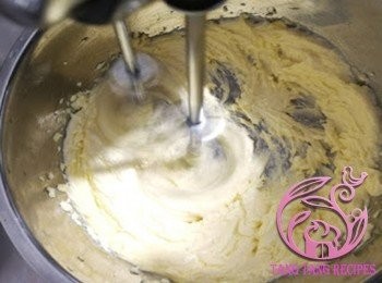 step5: <span class="group_1">批皮</span>打至牛油淡白色及鬆發。