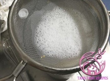 step15: 蛋漿過篩，隔走雜質及泡沫。
過篩最少做3次，令蛋漿更滑。
過篩時速度不要過快，形成太多泡沫。