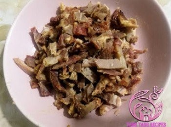 step1: 叉燒切碎。