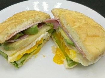 step1: 奶油芝士室溫軟化。加入蛋黃和鹽拌勻至順滑。