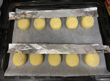 step8: 做好之小鳳梨放入雪櫃冷藏30分鐘
預熱焗爐190度10分鐘
用錫紙蓋住葉子部份