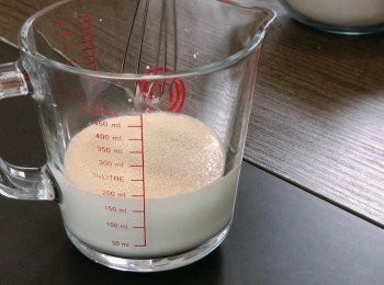 step1: 把酵母倒入牛奶中拌勻，靜置數分鐘備用。