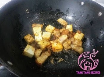 step8: 加入<span class="group_2">調味</span>炒香，加入200ml清水煮滾。