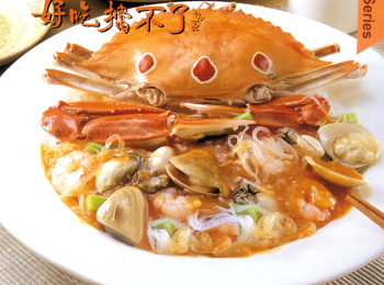 step2: 水少許（淹過海鮮即可）煮開，放入蛤蜊、蝦仁、牡蠣燙熟立即撈起，(水盡量少，以維持湯汁的鮮美）；利用煮海鮮的湯汁將冬粉燙熟後撈起，加點沙拉油拌均以防冬粉黏成塊。