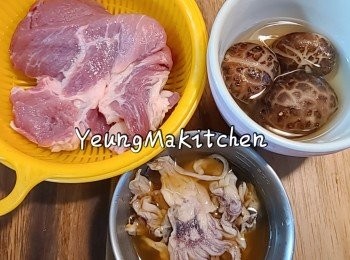 step1: 預備材料: 土魷洗淨，切粒備用。冬菇洗淨浸軟(留冬菇水)，切粒備用。家中燕麥剛巧用完又未能補給，所以今次沒有加入。