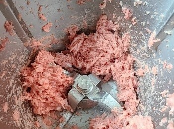 step2: 我喜歡自己將肉絞碎(衛生得多)。