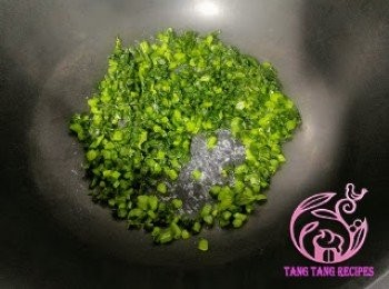 step8: 燒熱鑊，白鑊加入雪菜，略炒一下。