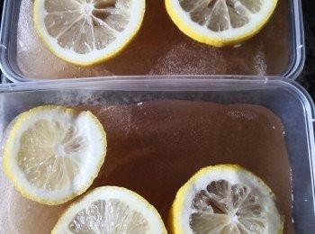 step5: 倒入食物容器內靜止待自行凝固後,在面上加檸檬片蓋好放入雪櫃冷藏