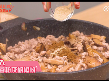 step3: 加入豬肉炒至上色，接著放入胡椒粉及五香粉拌均。
Add pork to the frying pan so it turns brown, season with pepper powder and five-spice powder,