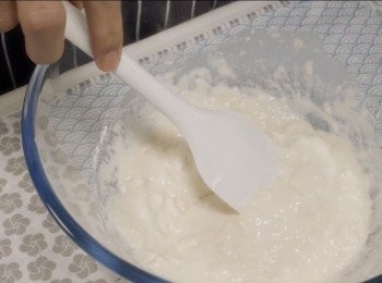step2: 把一半的麵粉加入碗中攪拌均勻。
然後加入植物油。最後倒入所有麵粉混合均勻
直至成為麵糰。