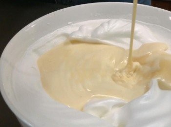 step4: 把蛋黃麵糊加入蛋白霜中，用切拌法拌勻
