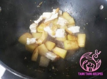 step6: 加適量水，上蓋煮15分鐘，加入燒肉繼續炆煮至冬瓜完全煮透。