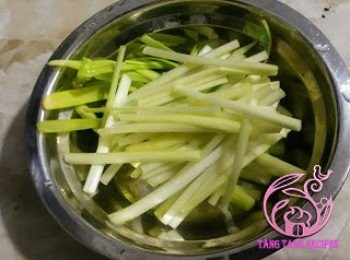 step2: 韮黃切段。