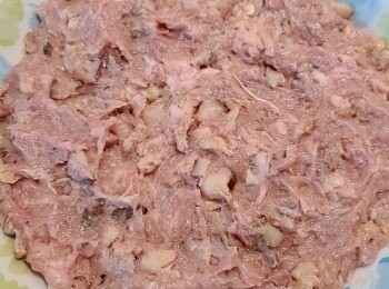 step4: 取出後再撻數下(可令肉餅變得更彈牙)。然後平鋪在碟上，隔水大火大約蒸12-15分鐘至熟便可。