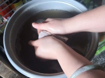 step3: 持續按壓搓洗大約７分鐘所有籽內的果膠搓洗出來