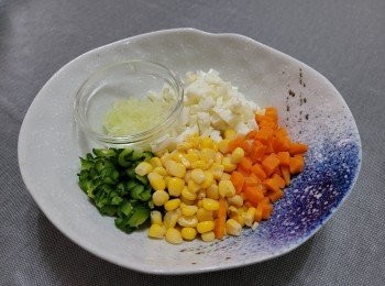 step2: 蛋白切小粒; 粟米粒用廚紙吸乾水份;  洋蔥剁切成蓉；紅甘筍粒煮2分鐘後撈起瀝乾