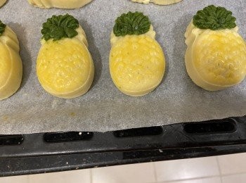 step9: 190度對流風焗5分鐘，取出掃上蛋黃液
調至170度再焗12-15分鐘，完成