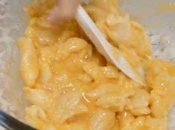 step3: 然後加入雞蛋，雲尼拿香油。
用刮刀混合攪拌均勻。
*此步驟需要花一點時間！