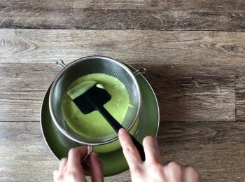 step7: 把麵糊過篩使其更順滑