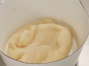 step2: 然後加入麵粉至鍋中，
使用刮刀快速混合均勻。
↓
(麵團像圖片一樣）以後，
把麵團倒進大碗中放涼大約5分鐘左右。

詳細請參考影片：
https://youtu.be/Fxq_bXGA4Uk