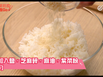 step1: 青瓜切片，午餐肉切片，飯加入鹽，芝麻碎，麻油，紫菜粉拌勻。