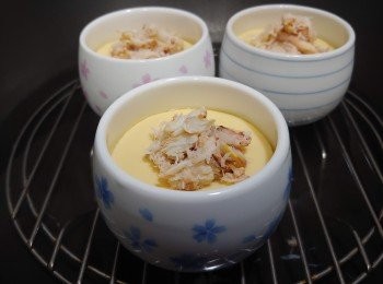 step4: 急凍熟蟹肉解凍及榨乾水份， 放在蒸熟的蛋上， 蓋上碗蓋多蒸1分鐘備用