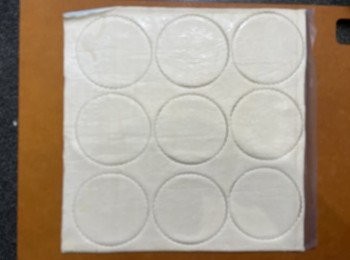 step4: 現成酥皮先略為解凍，用模具印出一張九個圓形酥皮底，三張圓形酥皮合成一個，可做出六個厚身酥皮盒