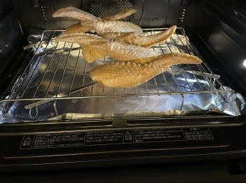 step1: <a href="https://bit.ly/3zHU5V3" target="_blank" data-keyword="雞翼" class="guide-link"><strong>雞翼</strong></a> <span style="display:inline-block;vertical-align:middle;margin-top:-3px;color:initial;border-radius:3px;padding:2px 3px;font-size:12px;line-height:14px;background:#87d300;color:#fff;">即買</span> 加入<span class="group_2">醃料</span>醃幾小時，用串燒針穿上<a href="https://bit.ly/3zHU5V3" target="_blank" data-keyword="雞翼" class="guide-link"><strong>雞翼</strong></a> <span style="display:inline-block;vertical-align:middle;margin-top:-3px;color:initial;border-radius:3px;padding:2px 3px;font-size:12px;line-height:14px;background:#87d300;color:#fff;">即買</span> ，利用網架浪高grill<a href="https://bit.ly/3zHU5V3" target="_blank" data-keyword="雞翼" class="guide-link"><strong>雞翼</strong></a> <span style="display:inline-block;vertical-align:middle;margin-top:-3px;color:initial;border-radius:3px;padding:2px 3px;font-size:12px;line-height:14px;background:#87d300;color:#fff;">即買</span> ，水波爐選用Grill功能,時間設15分鐘，取出焗盤，<a href="https://bit.ly/3zHU5V3" target="_blank" data-keyword="雞翼" class="guide-link"><strong>雞翼</strong></a> <span style="display:inline-block;vertical-align:middle;margin-top:-3px;color:initial;border-radius:3px;padding:2px 3px;font-size:12px;line-height:14px;background:#87d300;color:#fff;">即買</span> 塗上蜜糖，再grill 5分鐘