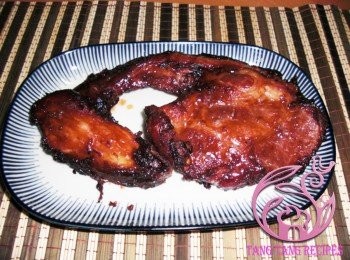 step3: 取出叉燒淋上<span class="group_3">蜜汁</span>，再放回焗爐，每邊再焗5分鐘便可。