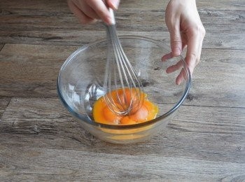 step3: 攪拌蛋黃, 加入砂糖和鹽攪拌均勻