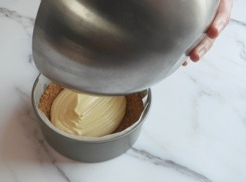 step6: 把麵糊倒進模具中