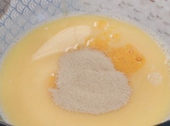 step1: 準備：牛油＋牛奶。放入鍋中用小火加熱慢慢等待牛油融化。

熱牛奶倒進大碗中加入砂糖＋雞蛋＋酵母粉混合均勻。