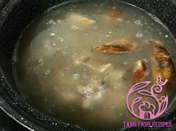 step3: 燒鴨骨加水、薑及陳皮，大火煲滾轉小火煲1小時，撇走油份及鴨骨，加鹽調味。