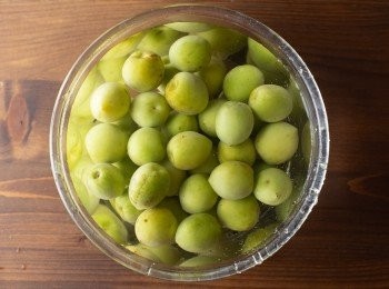 step3: 將洗好的梅子晾乾備用。