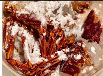 step2: ▪️處理龍蝦▪️先將龍蝦放入雪櫃冰格10分鐘雪暈，用刀切開連著蝦頭和蝦身的薄膜，扭開蝦身；蝦身先剪去蝦腳，切成3-4件

蝦頭先分開蝦頭上殻（可以不斬件用作擺盤）其餘部份剪去蝦腮斬件，分開蝦膏備用

龍蝦件用廚房紙印乾水份，沾上<span class="group_2">龍蝦醃料</span>