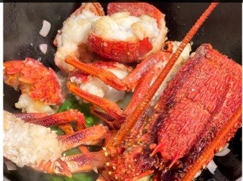 step5: ▪️預備龍蝦上湯▪️大鍋下油，放入薑片、蔥段和乾蔥粒，炒香後放入龍蝦件，灒入紹興酒