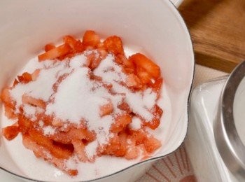 step1: 先把草莓切小塊，放入鍋中。
加入砂糖和檸檬汁。
然後用湯匙攪拌均勻。
用中火煮至草莓變成果醬狀。

詳細可以參考影片：）