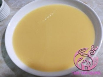 step4: 倒入蒸碟內，剔除氣泡。