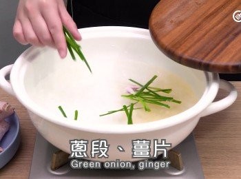 step1: <a href="https://bit.ly/3kLFTWO" target="_blank" data-keyword="雞腳" class="guide-link"><strong>雞腳</strong></a> <span style="display:inline-block;vertical-align:middle;margin-top:-3px;color:initial;border-radius:3px;padding:2px 3px;font-size:12px;line-height:14px;background:#87d300;color:#fff;">即買</span> 出水，開鍋下冷水，水中下紹酒，蔥段、薑片。
bianch chicen feet；in a pan of cold water；add shaoxing wine，green onion，ginger.