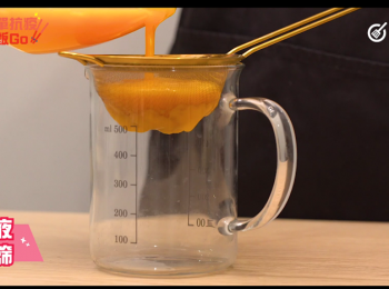 step3: 蛋液過篩，煎熟後備用。