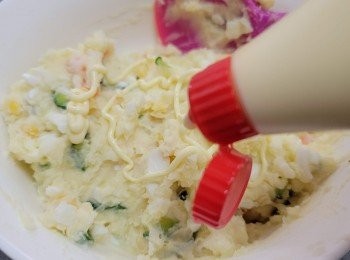 step7: 再加適量日式蛋黃醬撈勻便完成; 冷藏後便可食用。