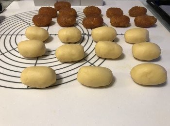 step6: 將原味粉團搓圓，輕力壓扁，放上鳳梨餡包好，搓成圓橢形