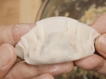 step2: 準備餃子皮和一碗水。
包餃子的技巧可以查看影片
https://youtu.be/tTzm28-mGYs