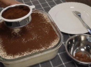 step5: 在蛋糕表面灑上可可粉。完成！