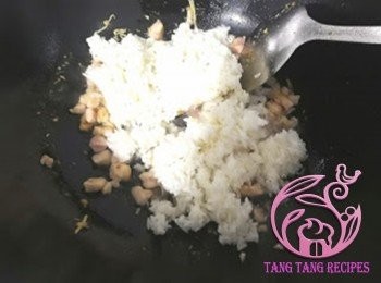 step8: 加入冷飯拌炒均勻，加入雞粉、胡椒粉、鹽拌炒均勻。加入蛋液。