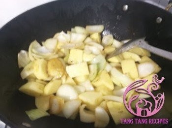 step5: 加入薯仔拌炒均勻。